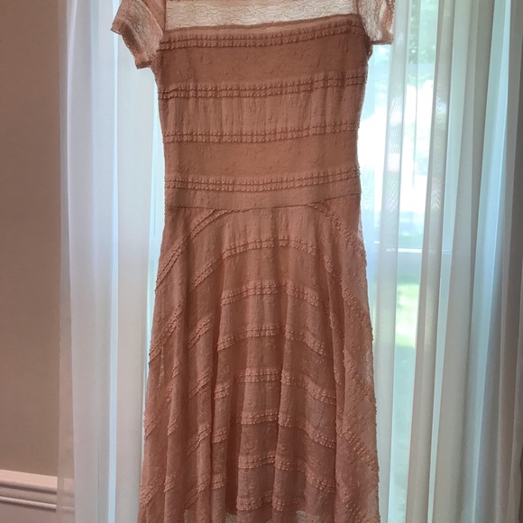 Sangria Dresses & Skirts - Sangria size 8 pale peach, fully lined midi dress